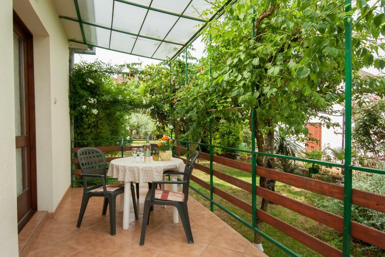 Studio And Apartment Nadia With Garden Poreč Buitenkant foto